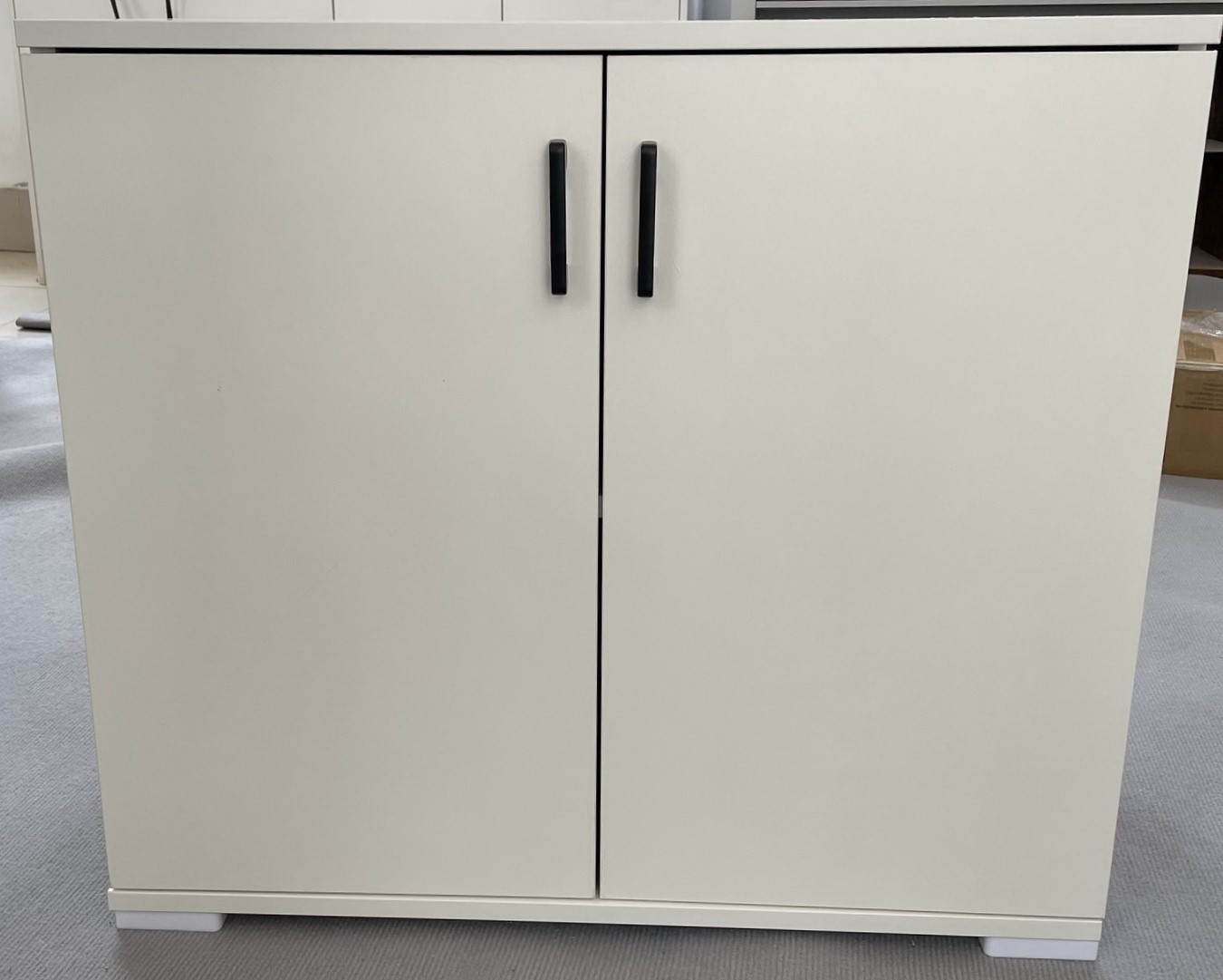 SCHRANK MIT TÜREN