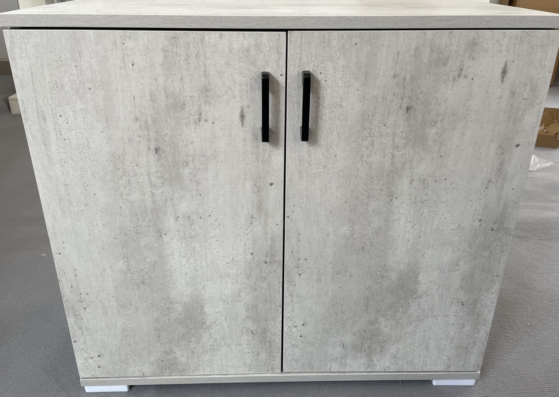 SCHRANK MIT TÜREN