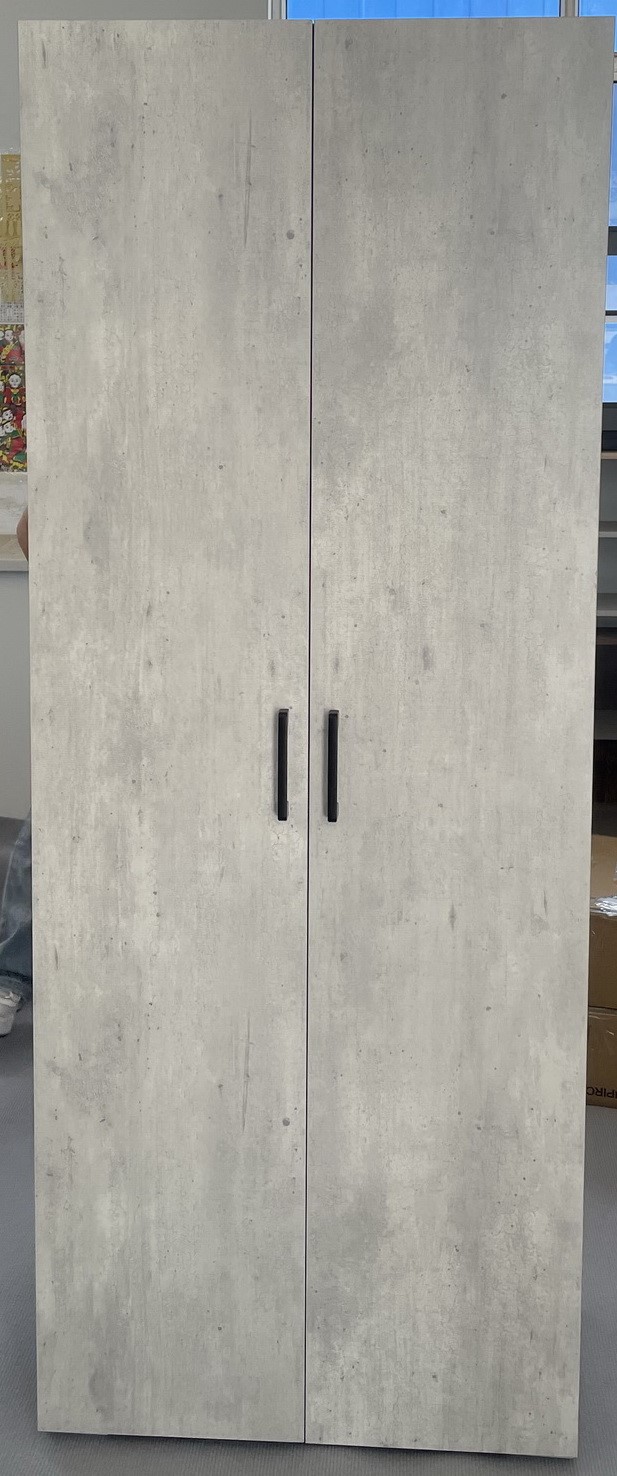 SCHRANK MIT TÜREN
