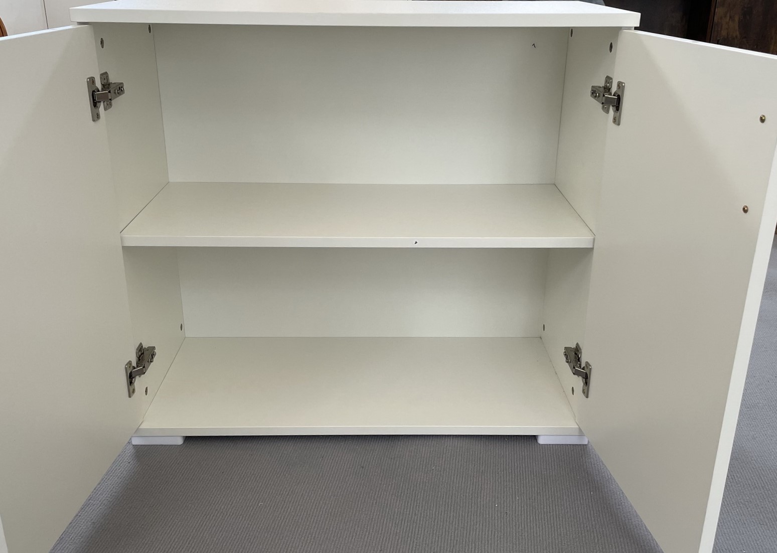 SCHRANK MIT TÜREN